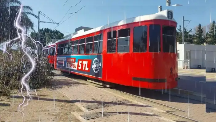 Antalya'da Şiddetli Fırtına Nostalji Tramvayını Vurdu!