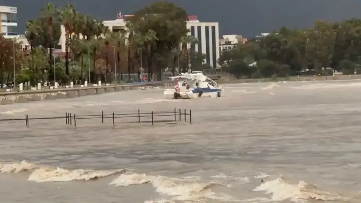 Finike’de Tekne Karaya Sürüklendi: Sokaklar Şelaleye Döndü!