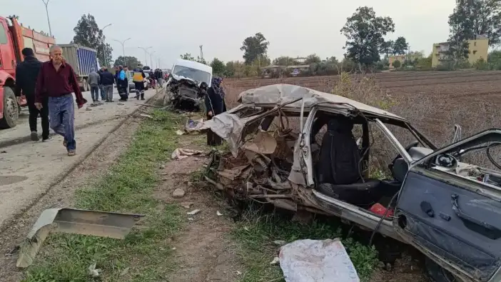 Hatay’da Minibüsle Çarpışan Araç Demir Yığınına Döndü! 2 Ağır Yaralı