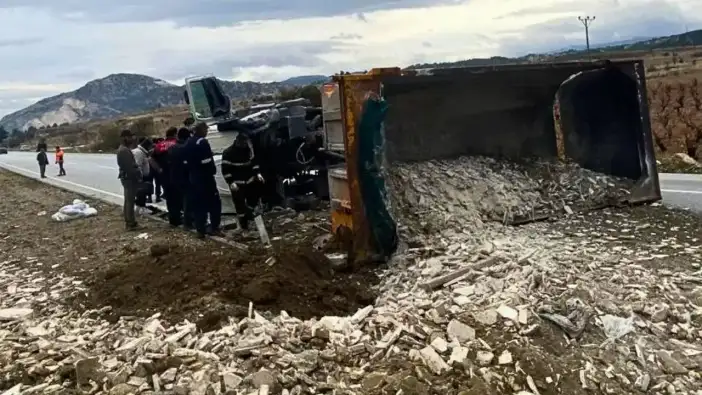 Burdur-Fethiye Yolunda Moloz Yüklü Kamyon Devrildi