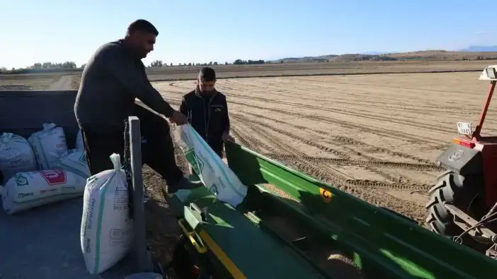 Adana’da Buğday Tohumları Toprakla Buluştu: Çiftçinin Gözü Yağmurda!