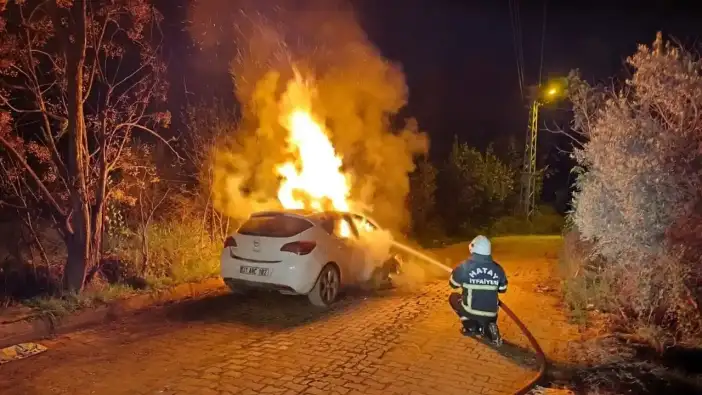 Hatay’da Seyir Halindeki Otomobil Alev Alev Yandı!