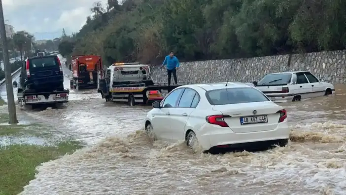 Alanya’da D 400 Karayolu Sular Altında Kaldı!