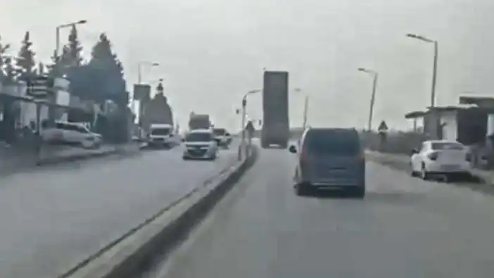 Hatay’da Damperi Açık Kamyon Trafik Lambasına Girdi!