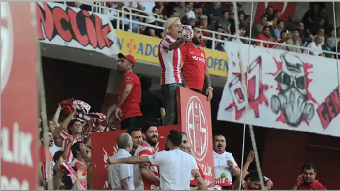 Tolga Cömertoğlu Antalyaspor Çalışanlarının Maaşlarını Ödemek İçin Locasını Açtı