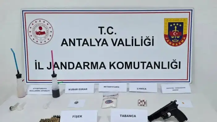 Döşemealtı’nda Ev ve Araçlara Uyuşturucu Baskını