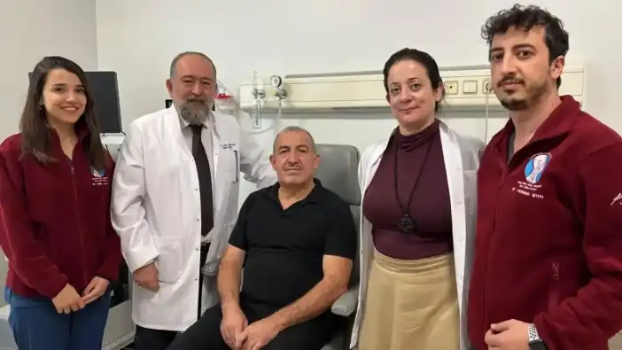 Antalya'da Tükürük Bezinden 5 Taş Çıktı!