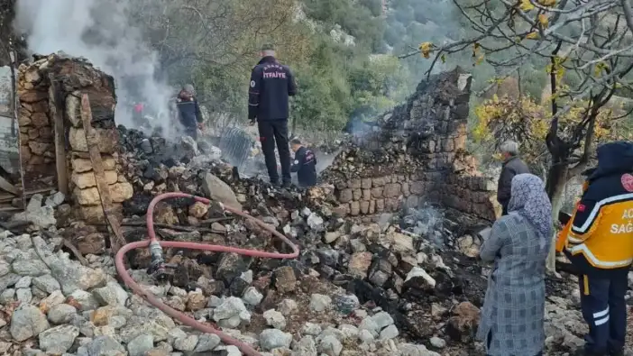Adana’da Ev Yangını Söndü Ama Endişe Bitmedi: Kayıp Kadın Aranıyor!