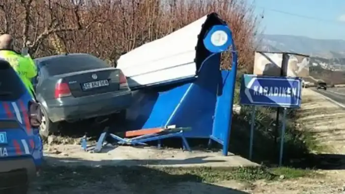 Mersin'de Otobüs Durağına Çarpan Otomobil Ölümden Döndürdü!