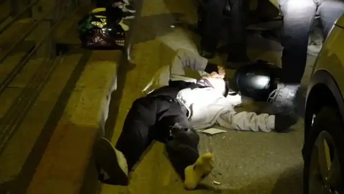 Antalya'da Trafiği Fark Etmeyen Motosikletli İlk Araca Sonra Bariyerlere Çarptı