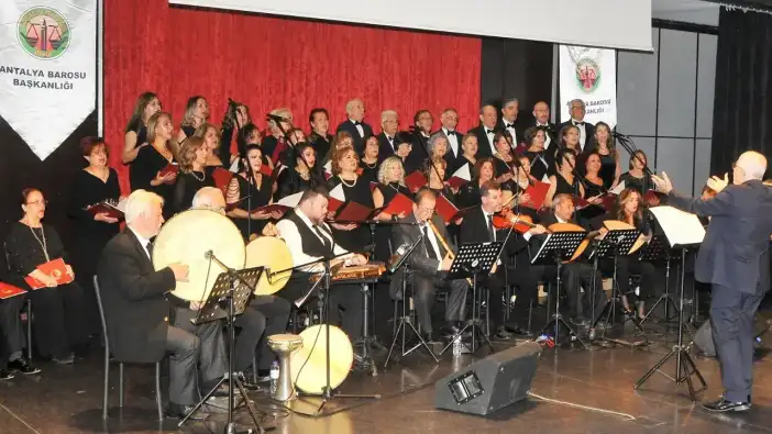 Antalya Barosu TSM Korosu’ndan Duygu Yüklü Şarkılar
