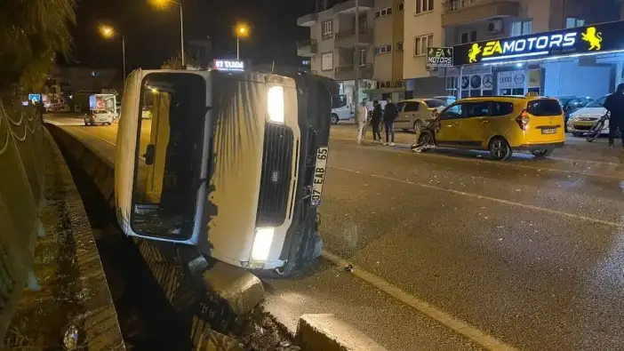 Serik’te Refüje Devrilen Kamyonette 2 Yaralı! Taksi Sürücüsü Firarda