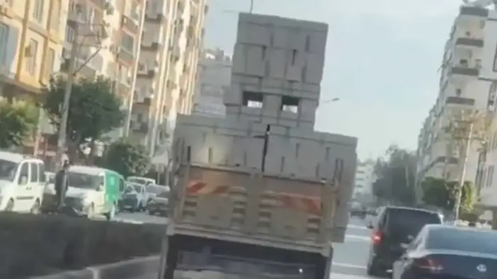 Mersin Trafiğinde Pes Dedirten Yükleme! Sürücüye Ceza Yağdı