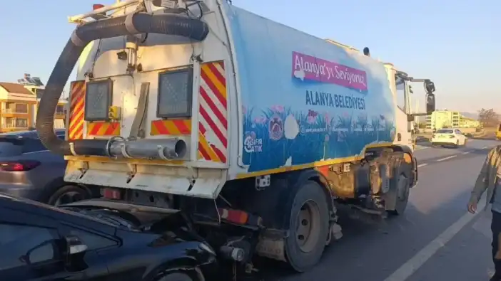 Manavgat'ta Seyir Halindeki Otomobil Yol Süpürme Aracına Çarptı