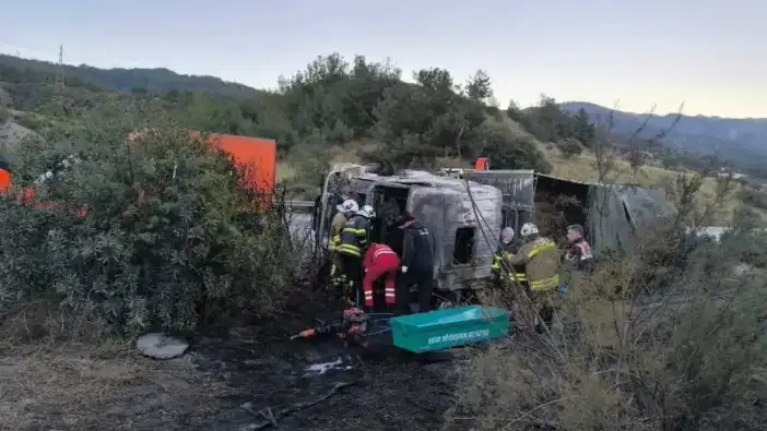 Hatay’da Hayvan Taşıyan TIR Alev Alarak Devrildi! 2 Can Kaybı