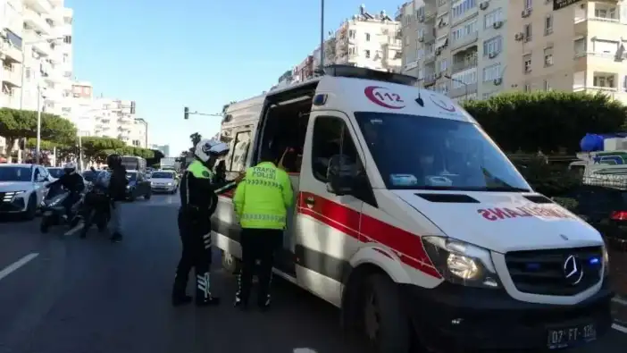 Muratpaşa’da Motosikletler Birbirine Girdi! 1’i Ağır 2 Yaralı