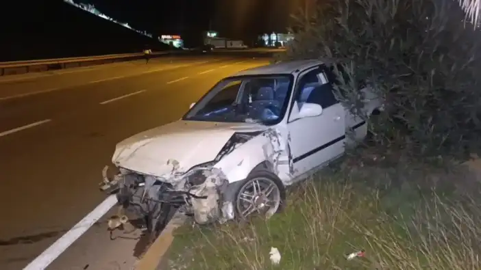 Alanya'da Kaza Sonrası Refüjde Terk Edilmiş Otomobil Bulundu