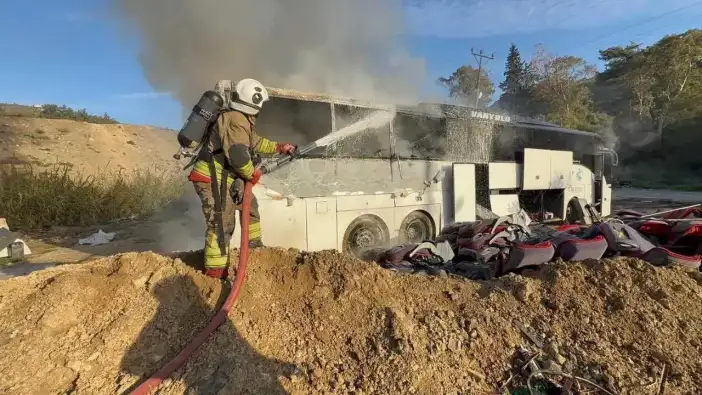 Hatay’da Park Halindeki Yolcu Otobüsü Alev Alev Yandı!