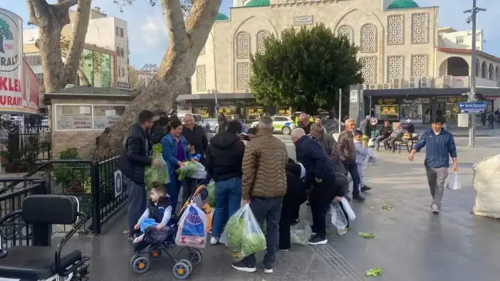 Serikli Çiftçi Mahsulü Çöpe Gitmesin Diye Marullarını Dağıttı!