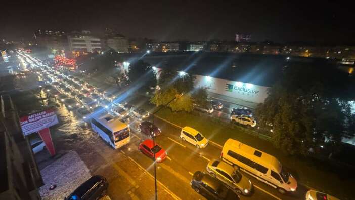 Antalya’da Akşam Saatlerinde Etkili Olan Sağanak Yağış Hayatı Felç Etti