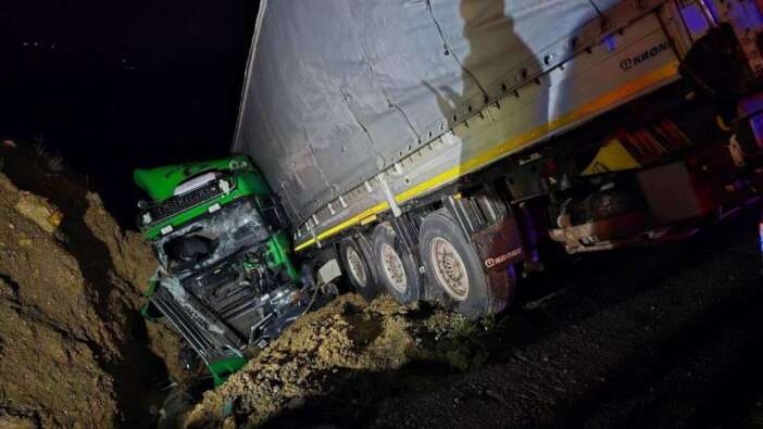 Manavgat'ta Seyir Halindeki Tır Şarampole Devrildi! Sürücü Ağır Yaralandı
