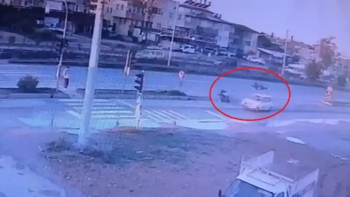 Manavgat'ta Motosiklet ile Otomobil Çarpıştı! Motosiklet Sürücüsü Metrelerce Havaya Fırladı