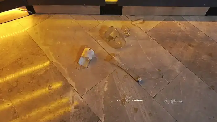 Burdur’da Market Camını Kırdı, Şişeleri Parçaladı