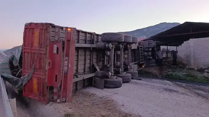 Burdur'da Hurda Yüklü TIR Ahıra Girdi: 1 Yaralı