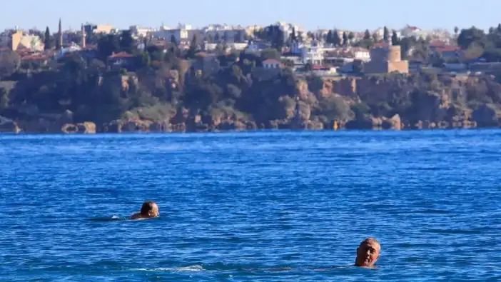 Türkiye Donuyor, Antalya Yüzüyor: Kışa Meydan Okuyan Manzara!
