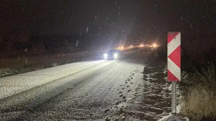 Burdur’da Akşam Bastıran Kar Trafiği Kilitledi: Sürücüler Yolda Kaldı!