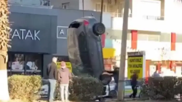 Mersin’de Refüje Çarpan Araç Havada Takla Attı!