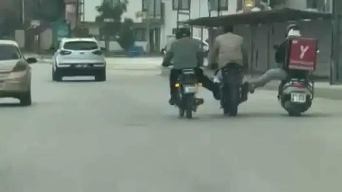 Adana’da Benzini Biten Sürücüyle İlginç Dayanışma: Ayaklarıyla İttiler!