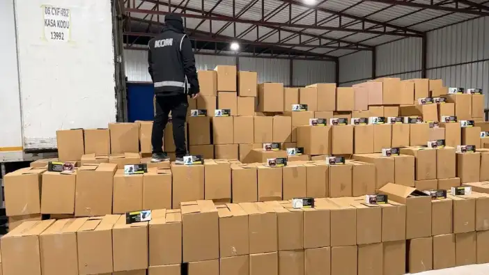 Antalya'nın 5 İlçesinde Operasyon: Kaçak Ürünler Kamyona Zor Sığdı