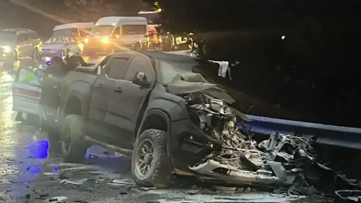 Kamyonet ile TIR Çarpıştı: Elmalı–Finike Yolunda Trafik Felç Oldu!