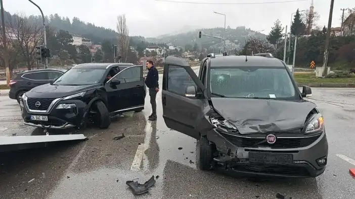 Burdur Manastır Kavşağı’nda Akşam Trafiği Kazayla Durdu!