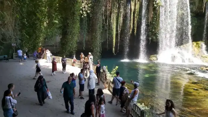 Antalya’nın Doğa Harikası Düden Şelalesi 2025’te Rekor Kırdı
