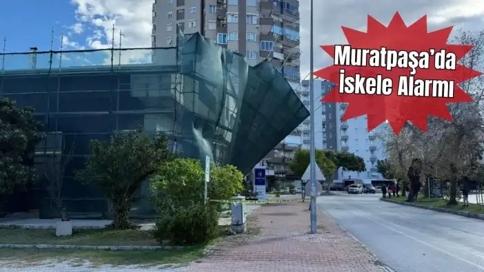 Antalya’da Rüzgar İskeleyi Uçuracaktı! Sinanoğlu Caddesi Trafiğe Kapatıldı