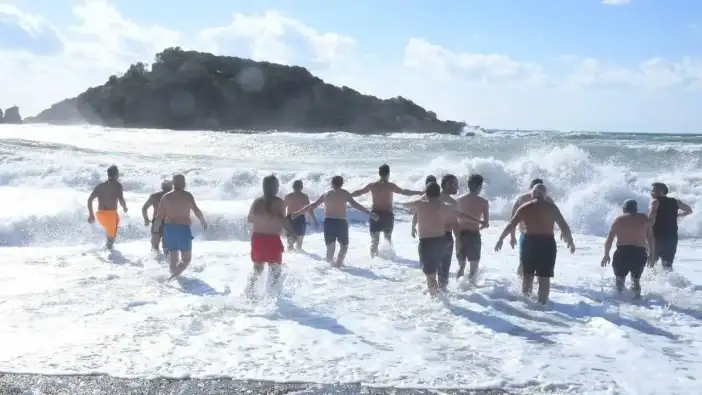 Mersin’de Soğuğa Meydan Okuyan Yeni Yıl Geleneği!