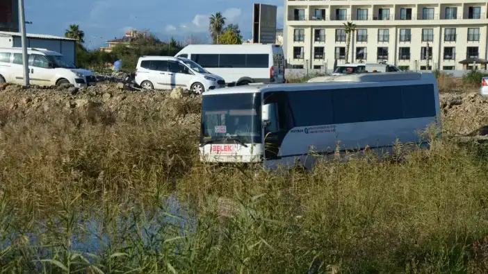 Serik’te Kavşak Kazası: Yolcu Otobüsü Sazlığa Girdi