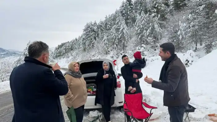 Adana’da Kar Seferberliği: Mahsur Kalanlar Çay İkramıyla Isındı!