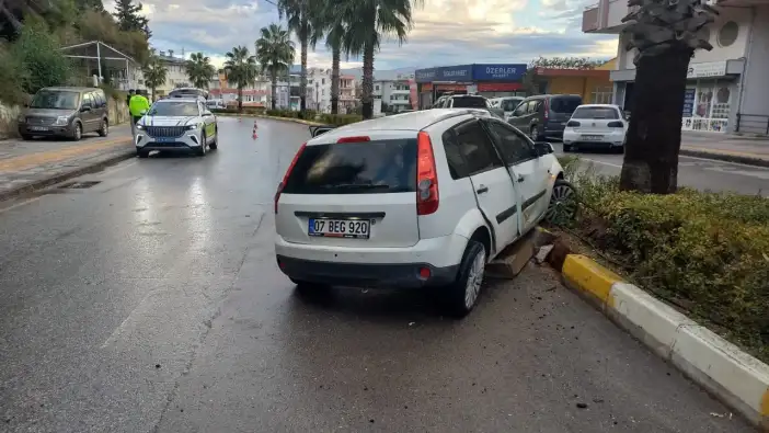 Manavgat’taki Kaza Kamerada Otomobil Palmiye Ağacına Çarptı