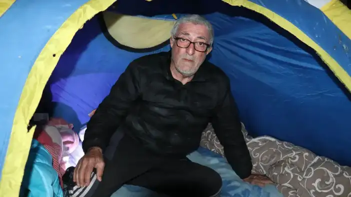 Antalya'da Eşinin Saldırısına Uğradı, Haftalardır Çadırda Kalıyor