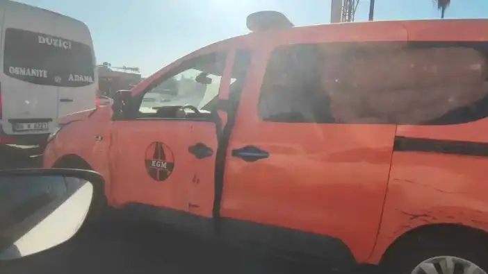 Adana’da Akılalmaz Görüntü: Devlet Aracında Kapıyı Kemer Tuttu!