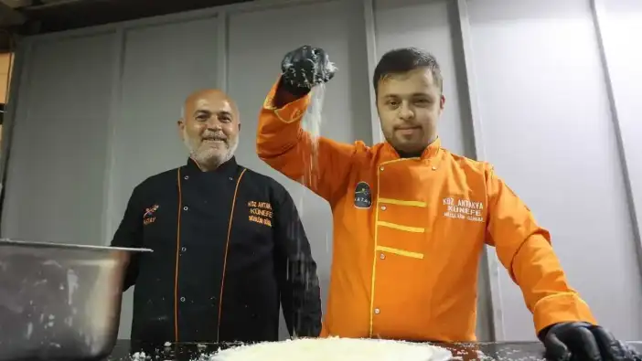 Hatay’da Down Sendromlu Mehmet Dünyanın En İyi Tatlısını Yapıyor!