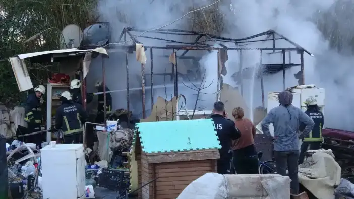 Muratpaşa’da Konteyner Evde Panik Anları! Köpek Dumandan Etkilendi