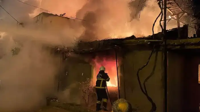 Burdur Kozluca Köyü’nde 2 Ev Yandı, Mahsur Kadını Komşuları Kurtardı