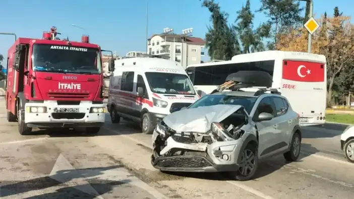 Serik’te Çöp Kamyonu ve Otomobiller Çarpıştı! Polis de Kazaya Karıştı