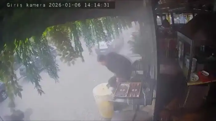 Adana’da Yemek Keyfi Patlamayla Bölündü: Müşteriler Sokağa Fırladı!