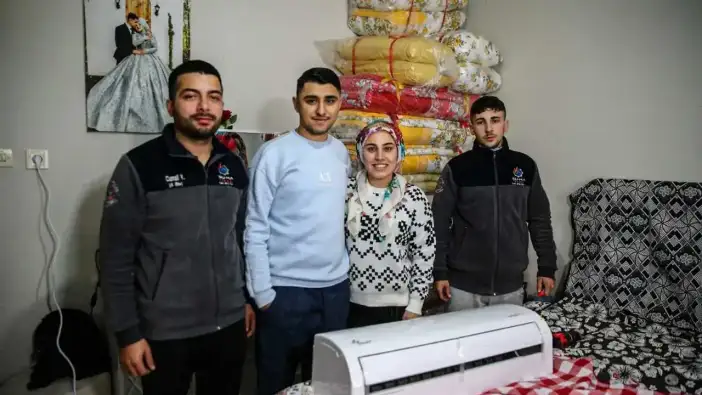 Adana Sıcağında En Değerli Takı: Altın Yerine Klima Taktı!