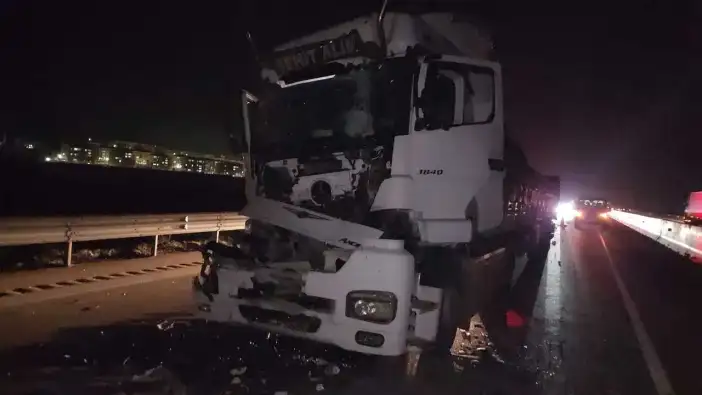 Hatay’da Gece Yarısı Zincirleme Kaza: İki TIR ve Traktör Çarpıştı!